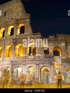 Les touristes près de Colosseum de nuit. Rome, Italie. Longue exposition. Banque D'Images