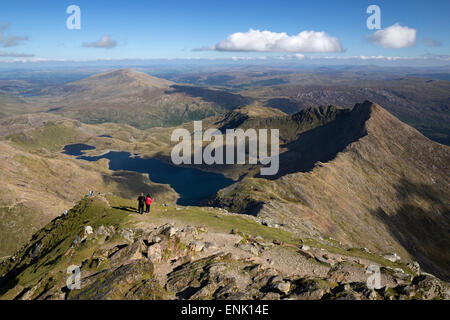 Vue du sommet du Snowdon à Llyn Llydaw et Y Lliwedd Ridge, Parc National de Snowdonia, Gwynedd, Pays de Galles, Royaume-Uni, Europe Banque D'Images