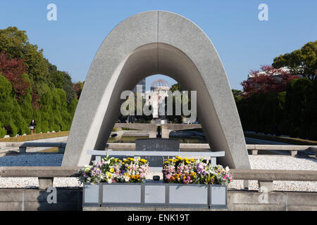 Cenotaph for the A-Bomb Victims, Hiroshima Peace Memorial Park, Hiroshima, dans l'ouest de Honshu, Japon, Asie Banque D'Images