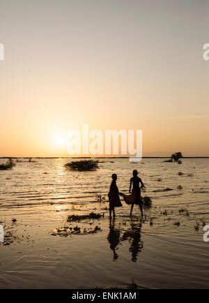 Les enfants de la tribu Dassanech la pêche sur les rives du lac Turkana, vallée de l'Omo, Ethiopie, Afrique Banque D'Images