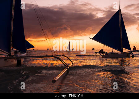 Paraw bateaux, White Beach, Boracay, Philippines, les Visayas, en Asie du Sud-Est, l'Asie Banque D'Images