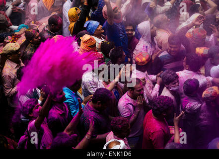 Lathmar Holi célébration à Bankei Bihari Temple, Vrindavan, Braj, Uttar Pradesh, Inde, Asie Banque D'Images