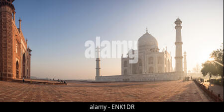 L'aube au Taj Mahal, UNESCO World Heritage Site, Agra, Uttar Pradesh, Inde, Asie Banque D'Images