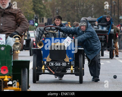 Au cours de la pause des bas vintage motor car race sur le pont de Westminster au cours de l'Bonhams Londres à Brighton Veteran Car Run. Comprend : voir,où l'investiture : London, Royaume-Uni Quand : 02 Nov 2014 Banque D'Images