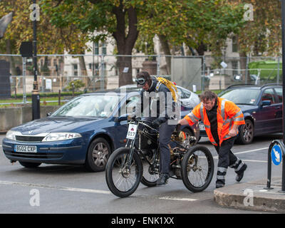 Au cours de la pause des bas vintage motor car race sur le pont de Westminster au cours de l'Bonhams Londres à Brighton Veteran Car Run. Comprend : voir,où l'investiture : London, Royaume-Uni Quand : 02 Nov 2014 Banque D'Images