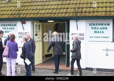 Ickenham, Grand Londres, Royaume-Uni. 7 mai, 2015. Les membres du public, la saisie d'un bureau de vote à la salle des fêtes, Ickenham, Grand Londres, Royaume-Uni, le jeudi 7 mai 2015. Sondages laissent entendre le résultat des élections générales pourraient mettre fin à une autre coalition. Credit : Timothy Budd/Alamy Live News Banque D'Images