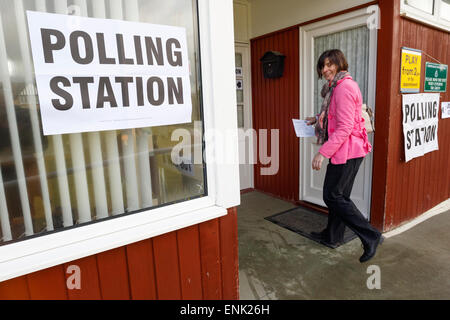 Chippenham, Wiltshire, Royaume-Uni. 7 mai, 2015. Une femme est représentée dans une élection générale 2015 Bureau de vote mis en place dans un pavillon de bowling. Credit : lynchpics/Alamy Live News Banque D'Images