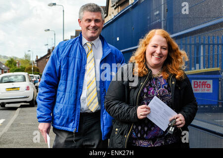 Belfast, en Irlande du Nord, Royaume-Uni. 7 mai, 2015. - Naomi Long MP (Alliance) et son mari arrivent à exercer leur droit de vote, que la bataille pour la circonscription de Westminster à l'Est continue de Belfast. Les partisans de DUP ont été les arrêts pour récupérer le siège après Mme Long a pris le siège de Peter Robinson dans un choc. Crédit : Stephen Barnes/Alamy Live News Banque D'Images