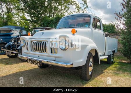 WINDSOR, Berkshire, UK- 3 août 2014 : Un camion Bedford blanc classique TJ sur show à un salon de voitures en août 2013. Banque D'Images