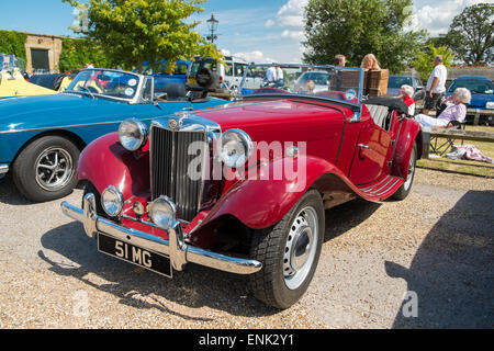 WINDSOR, Berkshire, UK- 3 août 2014 : un Classique Rouge MG TF sur show à un salon de voitures en août 2013. Banque D'Images