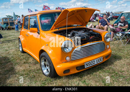 WINDSOR, Berkshire, UK- 3 août 2014 : Un classique Orange Mini avec le capot moteur ouvert à un salon de voitures en août 2013 Banque D'Images