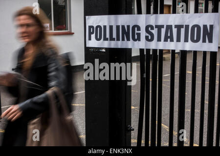 Battersea, Londres, Royaume-Uni. 7 mai, 2015. Les gens arrivent, sur diverses formes de transports et d'autres avec leurs enfants, comme ils viennent de voter à l'élection générale débute à un bureau de scrutin dans une école (maternelle), juste à côté de la route, Northcote Battersea, Londres, Royaume-Uni 07 Mai 2015. Crédit : Guy Bell/Alamy Live News Banque D'Images