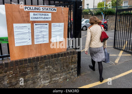 Battersea, Londres, Royaume-Uni. 7 mai, 2015. Les gens arrivent, sur diverses formes de transports et d'autres avec leurs enfants, comme ils viennent de voter à l'élection générale débute à un bureau de scrutin dans une école (maternelle), juste à côté de la route, Northcote Battersea, Londres, Royaume-Uni 07 Mai 2015. Crédit : Guy Bell/Alamy Live News Banque D'Images