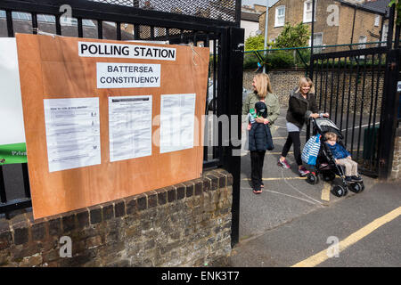 Battersea, Londres, Royaume-Uni. 7 mai, 2015. Les gens arrivent, sur diverses formes de transports et d'autres avec leurs enfants, comme ils viennent de voter à l'élection générale débute à un bureau de scrutin dans une école (maternelle), juste à côté de la route, Northcote Battersea, Londres, Royaume-Uni 07 Mai 2015. Crédit : Guy Bell/Alamy Live News Banque D'Images