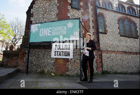 Brighton, UK. 7 mai, 2015. Caroline Lucas le futur candidat du Parti Vert pour Brighton Pavilion dans l'élection générale 2015 après le vote à l'Florence Road Baptist Church de scrutin dans Brighton ce matin Crédit : Simon Dack/Alamy Live News Banque D'Images