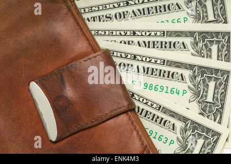 Etui en cuir avec de l'argent US dolars billets valeur nominale un, cinq, dix et vingt isolated on white Banque D'Images
