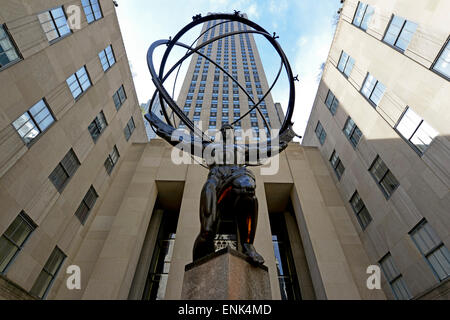Statue en bronze d'agenouillement de grec ancien titan Atlas à Rockefeller Center, NEW YORK Banque D'Images