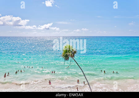 Tulum, Mexique - 25 Avril 2014 : les touristes profiter de la mer des Caraïbes à côté de Dieu des vents Temple à Tulum, Mexique. Les ruines sont situer Banque D'Images