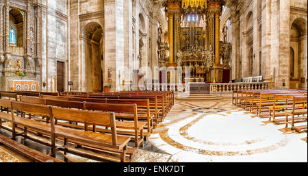 Autel. Intérieur de la Basilique Estrela à Lisbonne, Portugal Banque D'Images