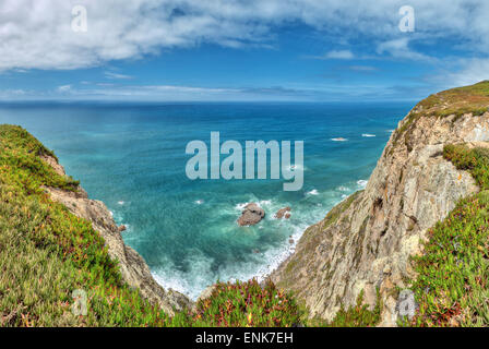 Côte du Portugal, le Cabo da Roca - le point le plus occidental de l'Europe. Rochers pittoresques. Banque D'Images