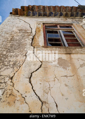 Des fissures sur le mur d'une maison ancienne Banque D'Images