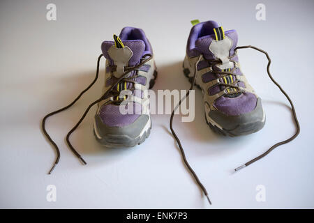 Une paire de chaussures de randonnée marron et violet isolé sur fond blanc Banque D'Images