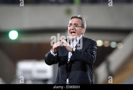 Téhéran, Iran. 6 mai, 2015. Branko Ivankovic, entraîneur-chef de l'Iran Persepolis, réagit au cours de la Ligue des Champions Asiatique Group un match de football contre l'Ouzbékistan Bunyodkor au Stade Azadi de Téhéran, Iran, mai. 6, 2015. Persepolis a gagné 2-1 et est allé à la ronde suivante. © Ahmad Halabisaz/Xinhua/Alamy Live News Banque D'Images