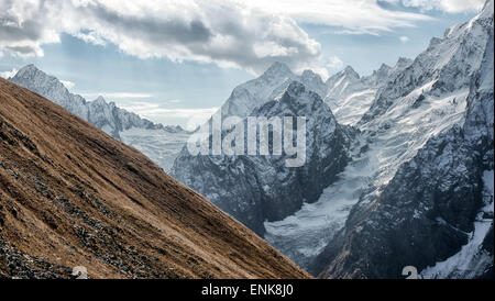 Dombai - une zone montagneuse dans Karachay-Cherkessia dans le Kouban bassin dans le Caucase du Nord en Russie Banque D'Images