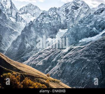 Dombai - une zone montagneuse dans Karachay-Cherkessia dans le Kouban bassin dans le Caucase du Nord en Russie Banque D'Images