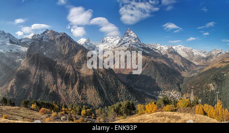 Dombai - une zone montagneuse dans Karachay-Cherkessia dans le Kouban bassin dans le Caucase du Nord en Russie Banque D'Images