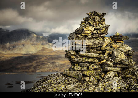 Le cairn du sommet dans la Kista Haukelifjell montagnes du sud de l'Hardangervidda, Norvège Banque D'Images