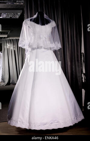 Belle femme robe de mariage sur un mannequin Banque D'Images