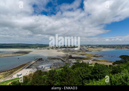 Une vue de la baie de Marazion du château au sommet de St Michael's Mount à Cornwall, Angleterre, Royaume-Uni. Banque D'Images