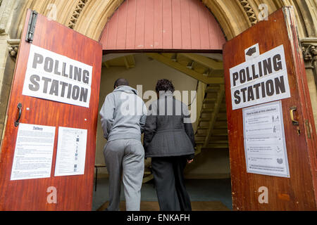 Londres, Royaume-Uni. 7 mai, 2015. Bureau de vote à St. John's Church à Deptford sur les élections générales 2015 Jour du scrutin Circonscription Deptford Lewisham Crédit : Guy Josse/Alamy Live News Banque D'Images