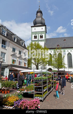 Place du marché et de l'église de Saint John, Attendorn, Sauerland, Rhénanie-du-, Allemagne Banque D'Images