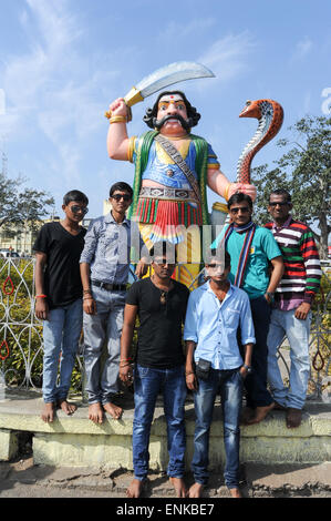 Mysore, Inde - 23 janvier 2015 : Les personnes posant devant la statue du démon Mahishasura hindou mythologiques sur le dessus de Cham Banque D'Images