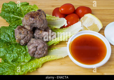 Boulettes asiatiques avec une sauce aigre-douce et de citron Banque D'Images