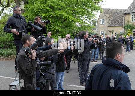 Spelsbury, Witney Oxfordshire, UK. 7 mai, 2015. Une partie de la presse et de la télévision présence à l'extérieur du bureau de vote où le chef du parti conservateur David Cameron et sa femme Samantha a voté à l'élection générale Photo : Ric Mellis 7/05/2015 Spelsbury, Witney Oxfordshire, Catchline : David Cameron voix demandé. Credit : Ric Mellis/Alamy Live News Banque D'Images