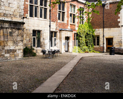 La Cour principale à l'Université de Kings Manor York York Yorkshire Angleterre carrés d'exposition Banque D'Images