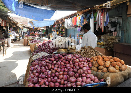 Mysore, Inde - 23 janvier 2015 : les vendeurs et les clients de l'Devaraja légumes du marché à Mysore en Inde Banque D'Images