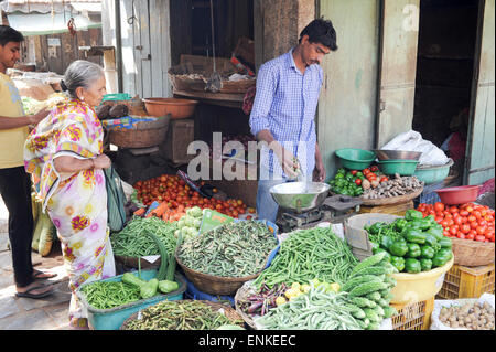 Mysore, Inde - 23 janvier 2015 : fournisseur indien vente de légumes aux clients dans le Devaraja market à Mysore en Inde Banque D'Images