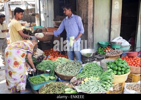 Mysore, Inde - 23 janvier 2015 : fournisseur indien vente de légumes aux clients dans le Devaraja market à Mysore en Inde Banque D'Images