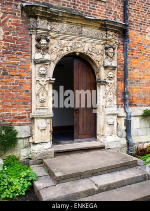 Porte de la sculpture sur pierre à la Surround Kings Manor Université de York York Yorkshire Angleterre carrés d'exposition Banque D'Images