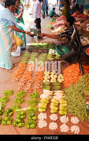 Mysore, Inde - 24 janvier 2015 : fournisseur indien vente de légumes aux clients dans le Devaraja market à Mysore en Inde Banque D'Images