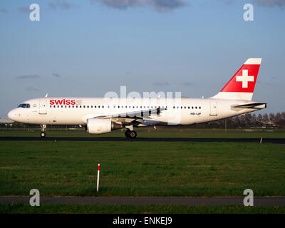 HB-Airbus A320-214 Swiss IJP - cn 681 décollage de Polderbaan, Schiphol (AMS - EHAM) au coucher du soleil, Banque D'Images