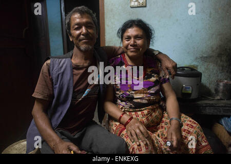 Kobani, Kobani, au Népal. 5 mai, 2015. Un couple est représenté à l'intérieur de leur maison endommagée qu'ils vont manger et dormir dehors pour échapper à un possible effondrement de la chambre pendant la nuit, sur la route près de l'Araniko Kobani (village frontière tibétaine).Les villageois népalais isolées attendent toujours de l'aide et de l'inquiétude au sujet d'un autre tremblement de terre se produire.La plupart des maisons à partir de la ''olalgat'' pour ''Kobani'' (environ 65km) s'est effondrée, détruit par d'énormes pierres tombaient de la montagne, (et les pierres sont toujours en baisse comme maintenant), autour de 5 ou 6 tremblements de terre se font sentir chaque jour et nuit, et les gens n'a pas obtenu d'aide de Banque D'Images