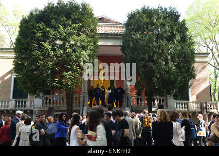 Venise, Italie. 06 mai, 2015. Les visiteurs sont devant le pavillon britannique à la Biennale de Venise, Italie, 06 mai 2015. La 56e foire internationale d'art 'La Biennale di Venezia 2015" se déroulera du 09 mai au 22 novembre 2015. Photo : FELIX/HOERHAGER dpa - PAS DE FIL - SERVICE/dpa/Alamy Live News Banque D'Images