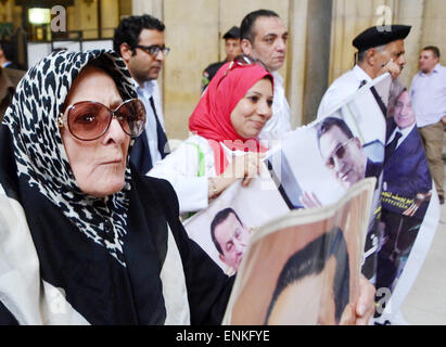 Le Caire, Égypte. 7 mai, 2015. Les partisans de l'Egypte, l'ancien président Hosni Moubarak montrent des portraits de lui à la Cour de cassation qui examine une poursuite recours contre une décision du tribunal inférieur qui a chuté de meurtre portées contre Hosni Moubarak, le 7 mai 2015. Un fonctionnaire de la cour a déclaré aux journalistes qu'une décision sera annoncée le 4 juin que les experts affirment qu'il pourrait décider de rejeter l'accusation ou d'appel d'ordonner un nouveau procès Crédit : Amr Sayed/APA/Images/fil ZUMA Alamy Live News Banque D'Images