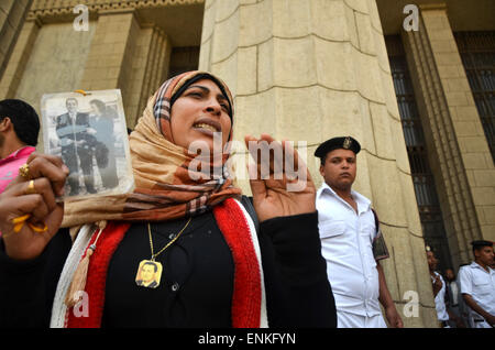 Le Caire, Égypte. 7 mai, 2015. Les partisans de l'Egypte, l'ancien président Hosni Moubarak montrent des portraits de lui à la Cour de cassation qui examine une poursuite recours contre une décision du tribunal inférieur qui a chuté de meurtre portées contre Hosni Moubarak, le 7 mai 2015. Un fonctionnaire de la cour a déclaré aux journalistes qu'une décision sera annoncée le 4 juin que les experts affirment qu'il pourrait décider de rejeter l'accusation ou d'appel d'ordonner un nouveau procès Crédit : Amr Sayed/APA/Images/fil ZUMA Alamy Live News Banque D'Images