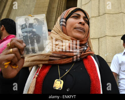 Le Caire, Égypte. 7 mai, 2015. Les partisans de l'Egypte, l'ancien président Hosni Moubarak montrent des portraits de lui à la Cour de cassation qui examine une poursuite recours contre une décision du tribunal inférieur qui a chuté de meurtre portées contre Hosni Moubarak, le 7 mai 2015. Un fonctionnaire de la cour a déclaré aux journalistes qu'une décision sera annoncée le 4 juin que les experts affirment qu'il pourrait décider de rejeter l'accusation ou d'appel d'ordonner un nouveau procès Crédit : Amr Sayed/APA/Images/fil ZUMA Alamy Live News Banque D'Images